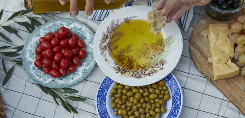 Zeytin Ağacının Sırrı ve Sofraların Kurtarıcısı: 2 İlham Veren Mutfak Kitabı